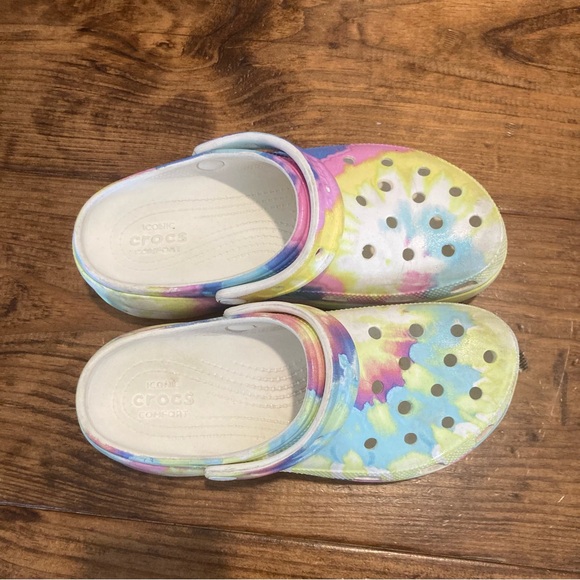 CROCS Water Shoes - Multicolor Tie-Dye Crocs Classic Clogs rainbow bright - Picture 3 of 8